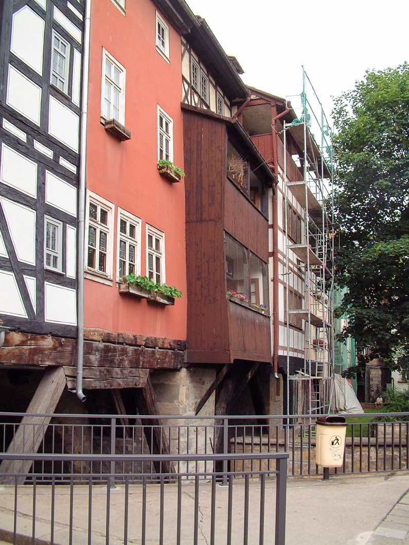 Krämerbrücke von 1325 über dem Breitstrom der Gera erbaut